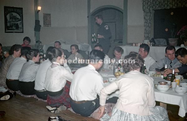 1958. Asien. Fernost. Korea. Pusan. Busan. Baracken auf der K-9 Air Base.
1958. Asien. Fernost. Korea. Pusan. Busan. Baracken auf der K-9 Air Base, einem militärischen Stützpunkt der USA. Deutsches Rotes Kreuz Schwestern speisen mit Koreanern.
Schlüsselwörter: 1958;Asien;Busan;Fernost;Korea;Pusan;Red Cross;Rotes Kreuz;Südkorea