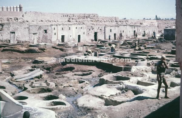 1966. Afrika. Königreich Marokko. Maghreb. Ledergerberei.
1966. Afrika. Königreich Marokko. Maghreb. Ledergerberei.
Schlüsselwörter: 1966;Afrika;Gerben;Gerberei;Leder;Maghreb;Marokko