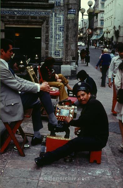 1974. Mittelamerika, Zentralamerika. Mexiko. Schuhputzer
1974. Mittelamerika, Zentralamerika. Mexiko. Schuhputzer
Schlüsselwörter: 1974;Mittelamerika;Mexiko;Zentralamerika;Schuhputzer