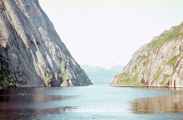 1967. Skandinavien. Norwegen. Fjord. Meer
1967. Skandinavien. Norwegen. Fjord. Meer
Schlüsselwörter: 1967;Fjord;Meer;Norway;Norwegen;Skandinavien