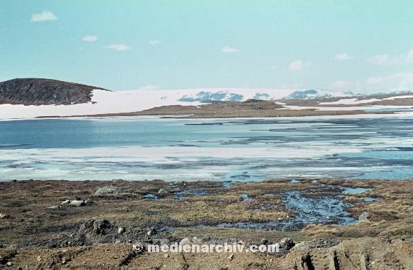 1967. Skandinavien. Norwegen. Meer. Küste. Schnee. Eis.
1967. Skandinavien. Norwegen. Meer. Küste. Schnee. Eis.
Schlüsselwörter: 1967;Eis;Küste;Meer;Norway;Norwegen;Schnee;Skandinavien