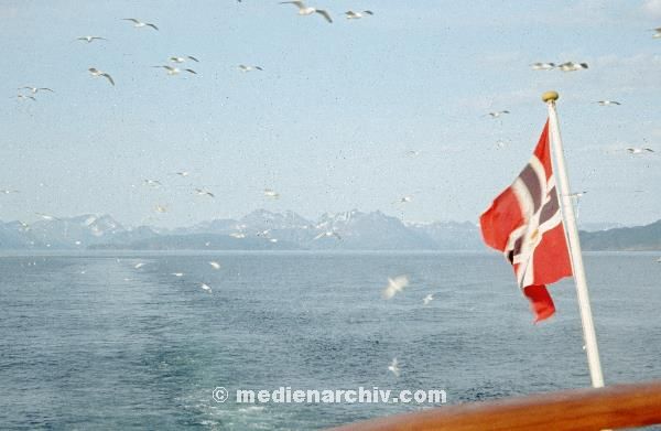 1967. Skandinavien. Norwegen. Meer. Atlantik. Küste. Flagge am Schiff
1967. Skandinavien. Norwegen. Meer. Atlantik. Küste. Schiffe. Flagge. Möven. Seefahrt.
Schlüsselwörter: 1967;Atlantik;Flagge;Küste;Meer;Norway;Norwegen;Schiffe;Schifffahrt;Seefahrt;Skandinavien