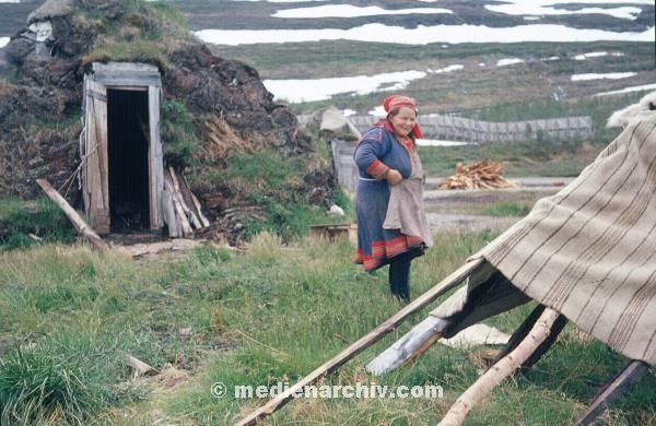 1967. Skandinavien. Norwegen. Lappland. Jurten. Zelte
1967. Skandinavien. Norwegen. Lappland. Jurten. Zelte
Schlüsselwörter: 1967;Jurten;Lappland;Norway;Norwegen;Skandinavien;Zelte
