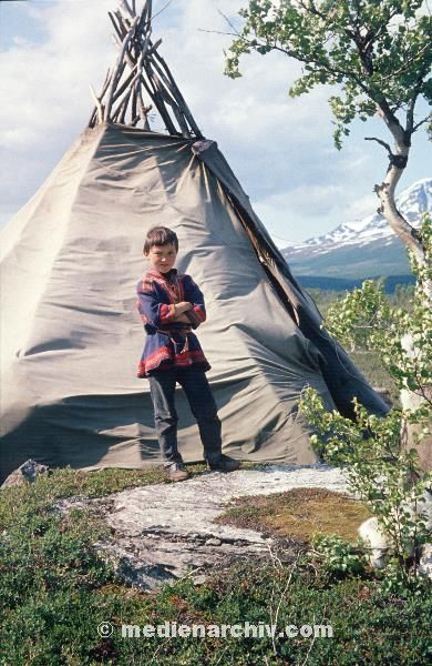 1967. Skandinavien. Norwegen. Lappland. Jurten. Zelte
1967. Skandinavien. Norwegen. Lappland. Jurten. Zelte
Schlüsselwörter: 1967;Jurten;Lappland;Norway;Norwegen;Skandinavien;Zelte