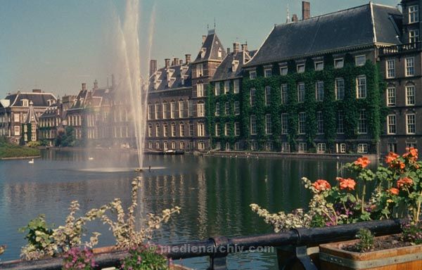 1962. Niederlande. Holland. Den Haag. Binnenhof
1962. Niederlande. Holland. Den Haag. Binnenhof
Schlüsselwörter: 1962;Niederlande;Holland;Binnenhof;Den Haag