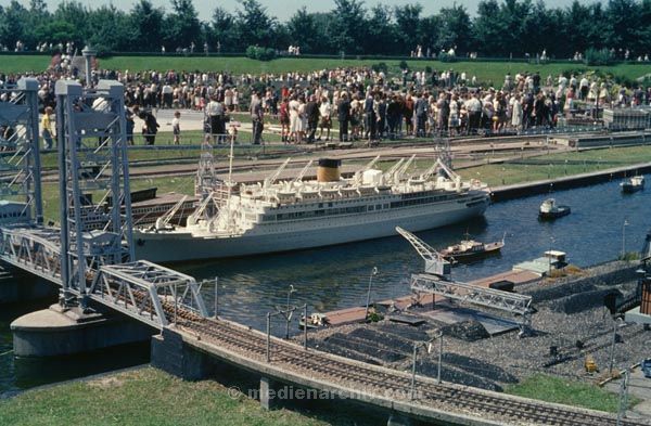 1962. Niederlande. Holland. Den Haag. Miniaturstadt Madurodam
1962. Niederlande. Holland. Den Haag. Miniaturstadt Madurodam
Schlüsselwörter: 1962;Den Haag;Niederlande;Holland;Madurodam