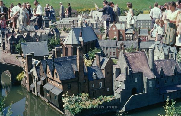 1962. Niederlande. Holland. Den Haag. Miniaturstadt Madurodam
1962. Niederlande. Holland. Den Haag. Miniaturstadt Madurodam
Schlüsselwörter: 1962;Den Haag;Niederlande;Holland;Madurodam