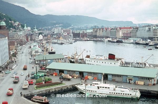 1967. Skandinavien. Norwegen. Bergen. Hafen. Schiffe. Boote. Seefahrt. Schifffahrt
1967. Skandinavien. Norwegen. Bergen. Hafen. Pier. Mole. Schiffe. Boote. Seefahrt. Schifffahrt. Meer. Atlantik
Schlüsselwörter: 1967;Atlantik;Bergen;Hafen;Meer;Mole;Norway;Norwegen;Pier;Schiffe;Schifffahrt;Seefahrt;Skandinavien