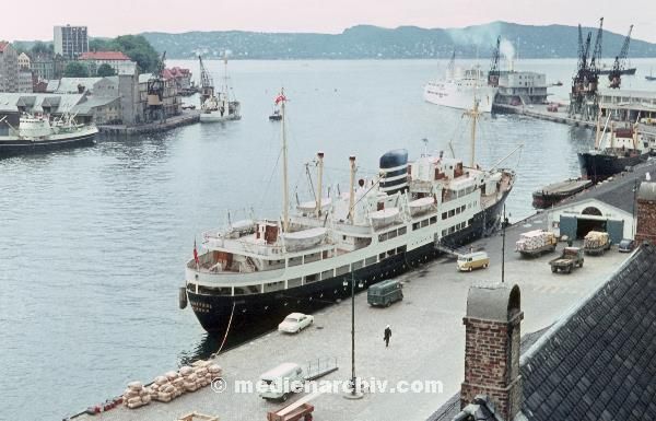1967. Skandinavien. Norwegen. Bergen. Hafen. Schiffe. Boote. Seefahrt. Schifffahrt
1967. Skandinavien. Norwegen. Bergen. Hafen. Pier. Mole. Schiffe. Boote. Seefahrt. Schifffahrt. Meer. Atlantik
Schlüsselwörter: 1967;Atlantik;Bergen;Hafen;Meer;Mole;Norway;Norwegen;Pier;Schiffe;Schifffahrt;Seefahrt;Skandinavien