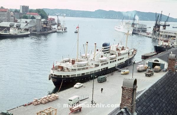 1967. Skandinavien. Norwegen. Bergen. Hafen. Schiffe. Boote. Seefahrt. Schifffahrt
1967. Skandinavien. Norwegen. Bergen. Hafen. Pier. Mole. Schiffe. Boote. Seefahrt. Schifffahrt. Meer. Atlantik
Schlüsselwörter: 1967;Atlantik;Bergen;Hafen;Meer;Mole;Norway;Norwegen;Pier;Schiffe;Schifffahrt;Seefahrt;Skandinavien