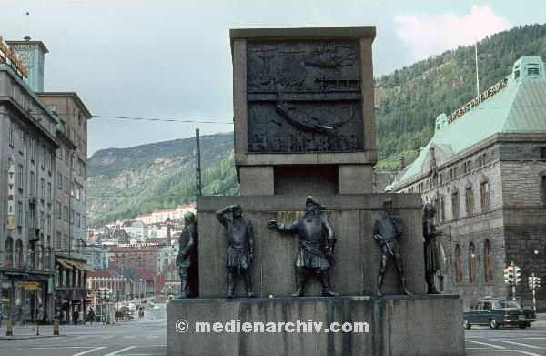 1967. Skandinavien. Norwegen. Bergen. Seemannsdenkmal in der Torgalmenningen
1967. Skandinavien. Norwegen. Bergen. Seemannsdenkmal in der Torgalmenningen
Schlüsselwörter: 1967;Bergen;Norway;Norwegen;Seemannsdenkmal;Skandinavien