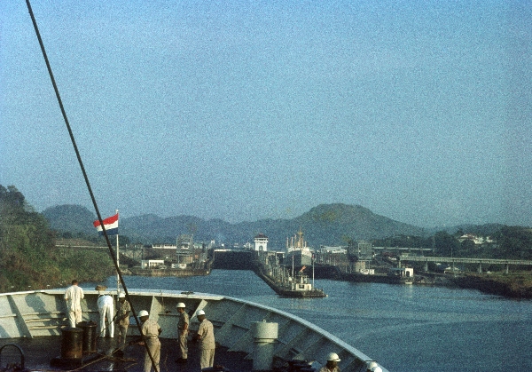 1966. Mittelamerika. Panama. Schifffahrt durch den Panamakanal. Seefahrt.
1966. Mittelamerika. Panama. Schifffahrt durch den Panamakanal. Seefahrt.
Schlüsselwörter: 1966;Kanal;Mittelamerika;Panama;Panamakanal;Schiffe;Schifffahrt