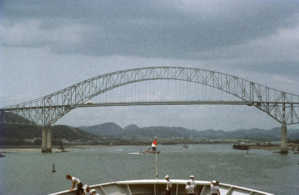 1966. Mittelamerika. Panama. Schifffahrt durch den Panamakanal. Seefahrt.
1966. Mittelamerika. Panama. Schifffahrt durch den Panamakanal. Seefahrt.
Schlüsselwörter: 1966;Kanal;Mittelamerika;Panama;Panamakanal;Schiffe;Schifffahrt