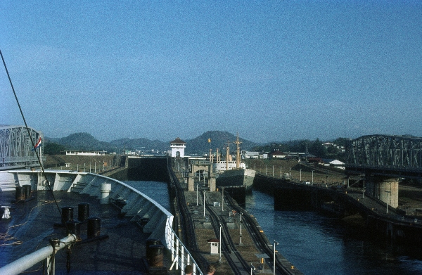 1966. Mittelamerika. Panama. Schifffahrt durch den Panamakanal. Seefahrt.
1966. Mittelamerika. Panama. Schifffahrt durch den Panamakanal. Seefahrt.
Schlüsselwörter: 1966;Kanal;Mittelamerika;Panama;Panamakanal;Schiffe;Schifffahrt