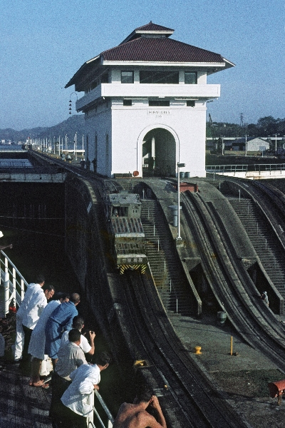 1966. Mittelamerika. Panama. Schifffahrt durch den Panamakanal. Seefahrt.
1966. Mittelamerika. Panama. Schifffahrt durch den Panamakanal. Seefahrt.
Schlüsselwörter: 1966;Kanal;Mittelamerika;Panama;Panamakanal;Schiffe;Schifffahrt