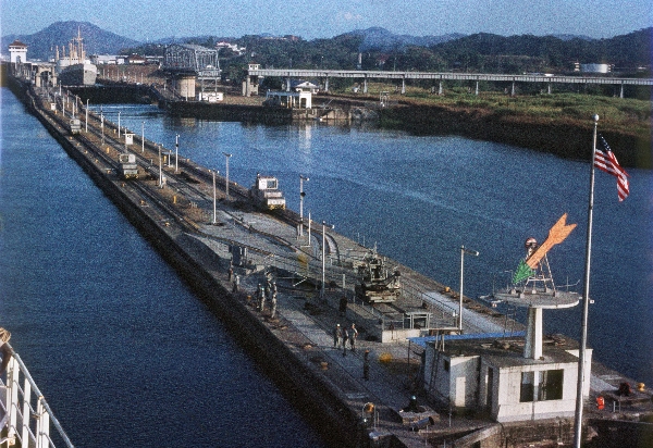 1966. Mittelamerika. Panama. Schifffahrt durch den Panamakanal. Seefahrt.
1966. Mittelamerika. Panama. Schifffahrt durch den Panamakanal. Seefahrt.
Schlüsselwörter: 1966;Kanal;Mittelamerika;Panama;Panamakanal;Schiffe;Schifffahrt