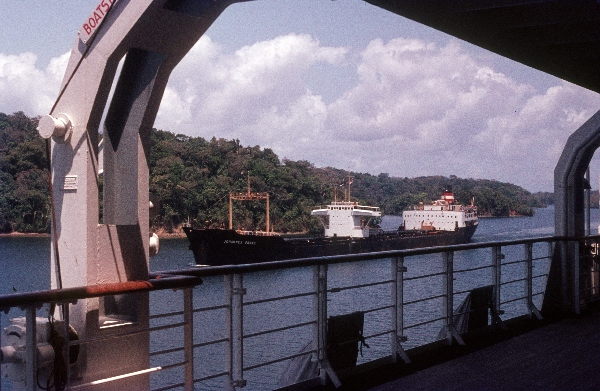 1966. Mittelamerika. Panama. Schifffahrt durch den Panamakanal. Seefahrt.
1966. Mittelamerika. Panama. Schifffahrt durch den Panamakanal. Seefahrt.
Schlüsselwörter: 1966;Kanal;Mittelamerika;Panama;Panamakanal;Schiffe;Schifffahrt