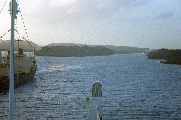 1966. Mittelamerika. Panama. Schifffahrt durch den Panamakanal. Seefahrt.
1966. Mittelamerika. Panama. Schifffahrt durch den Panamakanal. Seefahrt.
Schlüsselwörter: 1966;Kanal;Mittelamerika;Panama;Panamakanal;Schiffahrt;Schiffe;Schifffahrt