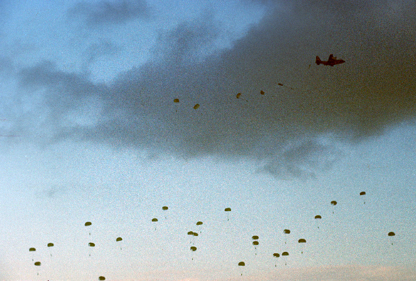 1976. Mittelamerika. Panama. Flugzeug und Fallschirmspringer. Militär.
1976. Mittelamerika. Panama. Militärischereinsatz. Ein Flugzeug setzt Fallschirmspringer ab.
Schlüsselwörter: 1976;Fallschirm;Flugzeug;Militär;Mittelamerika;Panama;Soldaten