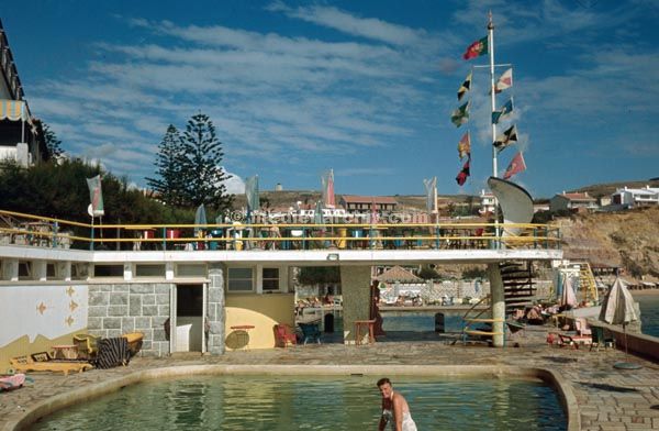 1963. Portugal.
1963. Portugal.
Schlüsselwörter: 1963;Fahnen;Flaggen;Pool;Portugal;Schwimmbad;Swimmingpool