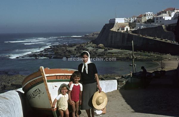 1963. Portugal.
1963. Portugal. Strand. Meer. Frau vor einem Fischerboot. Kinder
Schlüsselwörter: 1963;Atlantik;Boote;Fischerboote;Frau;Kinder;Meer;Portugal;Strand
