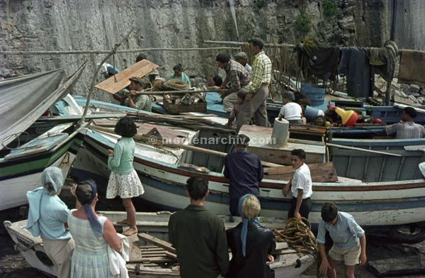 1963. Portugal.
1963. Portugal. Fischerboote am Strand
Schlüsselwörter: 1963;Boote;Fischer;Fischerboote;Portugal;Strand