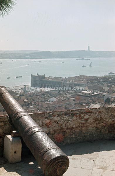 1963. Portugal.
1963. Portugal. Meer. Kanone
Schlüsselwörter: 1963;Atlantik;Kanone;Meer;Portugal