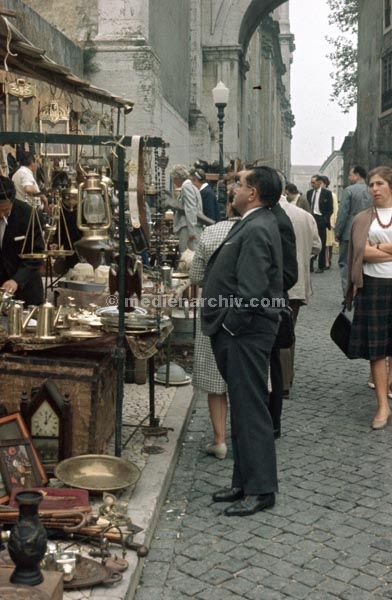 1963. Portugal.
1963. Portugal. Trödelmarkt. Flohmarkt
Schlüsselwörter: 1963;Flohmarkt;Portugal;Trödelmarkt