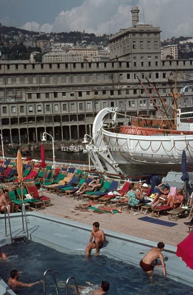1968. Portugal. Funchal.
1968. Portugal. Funchal. Rettungsboote und Swimmingpool auf einem Passagierschiff
Schlüsselwörter: 1963;Funchal;Passagierschiffe;Pools;Portugal;Rettungsboot;Schiffe;Schwimmbecken;Swimmingpool