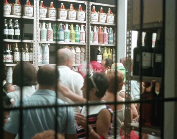 1968. Portugal. Funchal.
1968. Portugal. Funchal. Geschäft. Laden. Spirituosen. Wein
Schlüsselwörter: 1963;1968;Alkohol;Funchal;Geschäft;Laden;Portugal;Wein