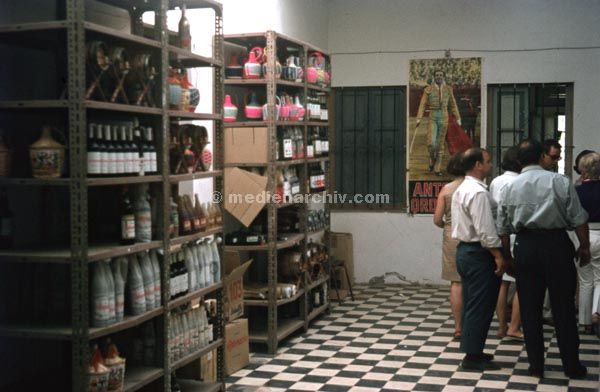 1968. Portugal. Funchal.
1968. Portugal. Funchal. Geschäft. Laden. Spirituosen. Wein
Schlüsselwörter: 1963;1968;Alkohol;Funchal;Portugal;Spirituosen;Wein