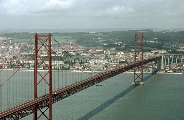 1969. Portugal. Lissabon.
1969. Portugal. Lissabon. Brücke von oben.
Schlüsselwörter: 1963;Atlantik;Brücke;Lissabon;Meer;Portugal