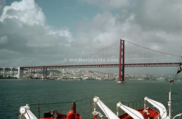 1969. Portugal. Lissabon.
1969. Portugal. Lissabon. Brücke. Ausfahrt.
Schlüsselwörter: 1963;Atlantik;Brücke;Lissabon;Meer;Portugal