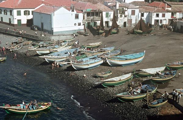 1968. Portugal. Insel Madeira.
1968. Portugal. Insel Madeira. Lobos. Fischerboote am Strand. Meer
Schlüsselwörter: 1963;Atlantik;Boote;Fischerboote;Insel Madeira;Meer;Portugal