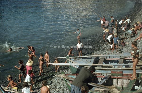 1968. Portugal. Insel Madeira.
1968. Portugal. Insel Madeira. Lobos am Hafenstrand. Kinder am Strand. Boote
Schlüsselwörter: 1963;Atlantik;Boote;Insel Madeira;Kinder;Meer;Portugal;Strand