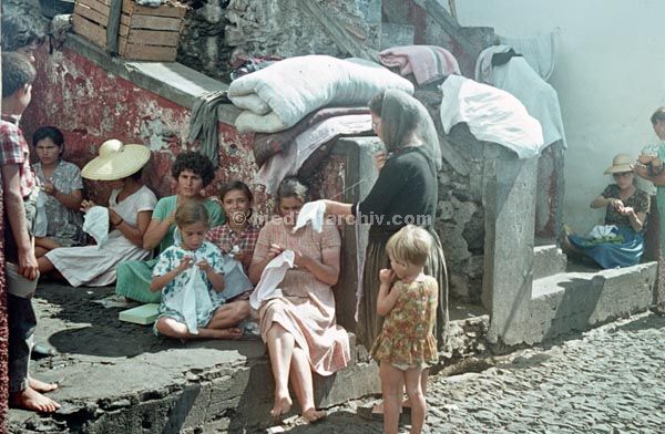 1968. Portugal. Insel Madeira.  Fischerdorf Câmara de Lobos
1968. Portugal. Insel Madeira. Fischerdorf Câmara de Lobos. Frauen und Mädchen beim Sticken
Schlüsselwörter: 1963;Camara de Lobos;Câmara de Lobos;Frauen;Madeira;Mädchen;Portugal;sticken