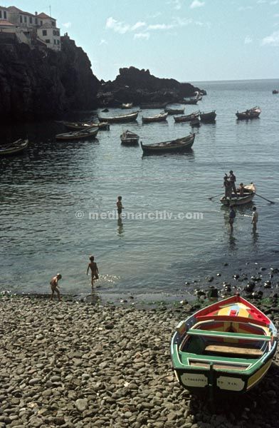 1968. Portugal. Insel Madeira.  Fischerdorf Câmara de Lobos
1968. Portugal. Insel Madeira. Fischerdorf Câmara de Lobos. Boote am Strand
Schlüsselwörter: 1963;Atlantik;Boote;Camara de Lobos;Câmara de Lobos;Madeira;Meer;Portugal