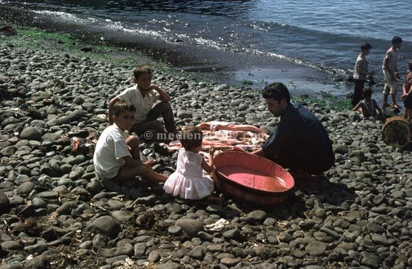 1968. Portugal. Insel Madeira.  Fischerdorf Câmara de Lobos
1968. Portugal. Insel Madeira. Fischerdorf Câmara de Lobos. Portugiesen am Ausnehmen von Fischen.
Schlüsselwörter: 1963;Atlantik;Camara de Lobos;Câmara de Lobos;Fische;Fischer;Madeira;Meer;Portugal