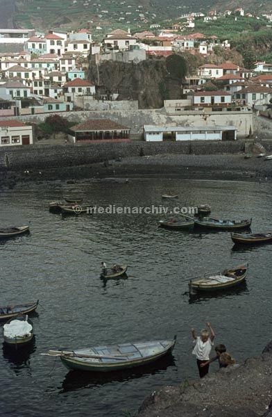 1968. Portugal. Insel Madeira.  Fischerdorf Câmara de Lobos
1968. Portugal. Insel Madeira. Fischerdorf Câmara de Lobos. (Foto: Hase)
Schlüsselwörter: 1963;Atlantik;Boote;Camara de Lobos;Câmara de Lobos;Madeira;Meer;Portugal