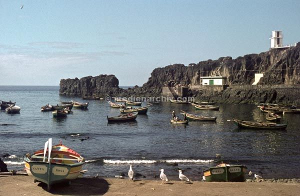 1968. Portugal. Insel Madeira.  Fischerdorf Câmara de Lobos
1968. Portugal. Insel Madeira. Fischerdorf Câmara de Lobos. (Foto: Hase)
Schlüsselwörter: 1963;Atlantik;Boote;Camara de Lobos;Câmara de Lobos;Madeira;Meer;Portugal