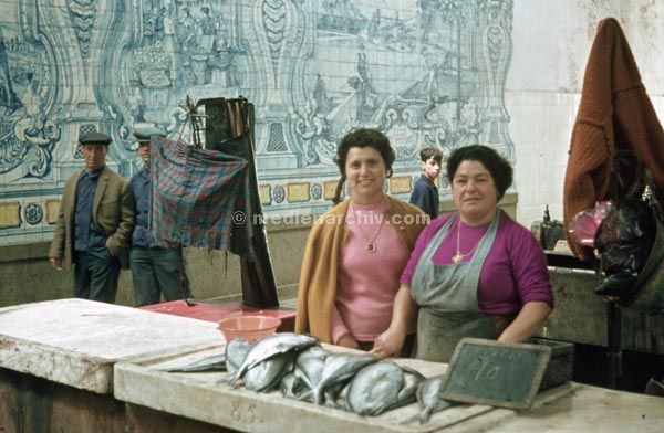 1969. Portugal. Setübal.
1969. Portugal. Setübal. Fischfrauen. Verkäuferinnen am Stand
Schlüsselwörter: 1963;Fische;Markt;Portugal;Setübal;Verkäuferinnen