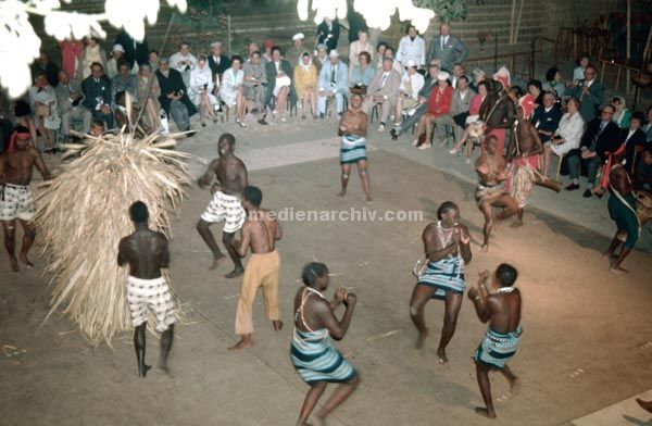 1969. Afrika. Senegal. Dakar.
1969. Afrika. Senegal. Dakar. Tanz. Tänze
Schlüsselwörter: Afrika;Dakar;Senegal;Tanz;Tänze