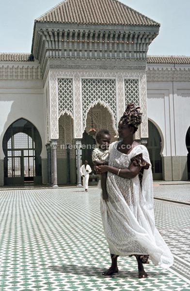 1969. Afrika. Senegal. Dakar.
1969. Afrika. Senegal. Dakar. Frau und Kind. Moschee.
Schlüsselwörter: Afrika;Dakar;Senegal