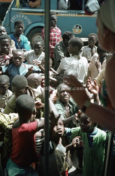 1969. Afrika. Senegal. Dakar.
1969. Afrika. Senegal. Dakar. Bonbonverteilung.
Schlüsselwörter: Afrika;Dakar;Senegal