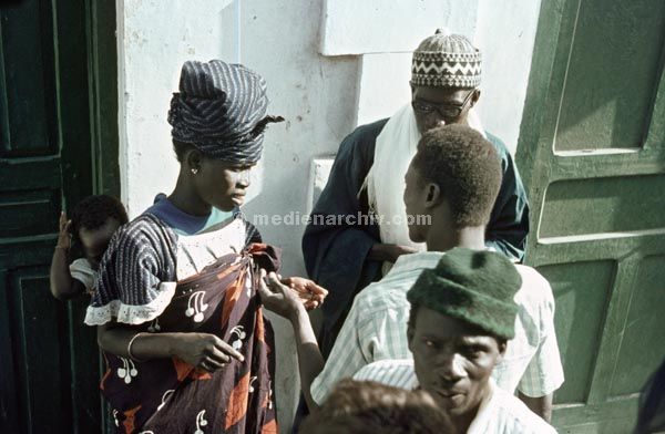 1969. Afrika. Senegal. Dakar.
1969. Afrika. Senegal. Dakar. Frau, Kind, Männer.
Schlüsselwörter: Afrika;Dakar;Senegal