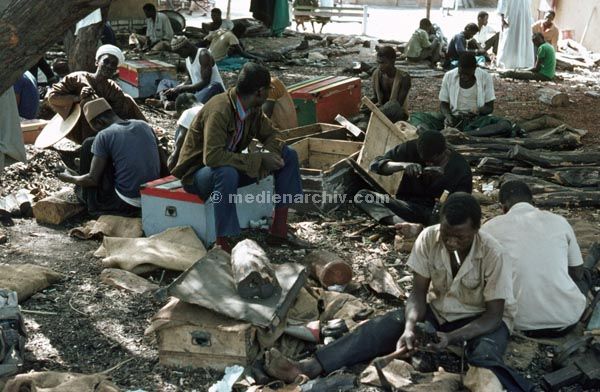 1969. Afrika. Senegal. Dakar.
1969. Afrika. Senegal. Dakar. Kunsthandwerkstatt.
Schlüsselwörter: Afrika;Dakar;Senegal
