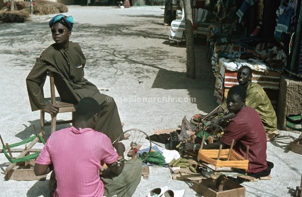 1969. Afrika. Senegal. Dakar.
1969. Afrika. Senegal. Dakar. Seiler.
Schlüsselwörter: Afrika;Dakar;Senegal