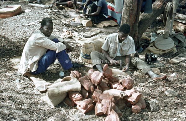 1969. Afrika. Senegal. Dakar.
1969. Afrika. Senegal. Dakar. Schnitzer.
Schlüsselwörter: Afrika;Dakar;Senegal