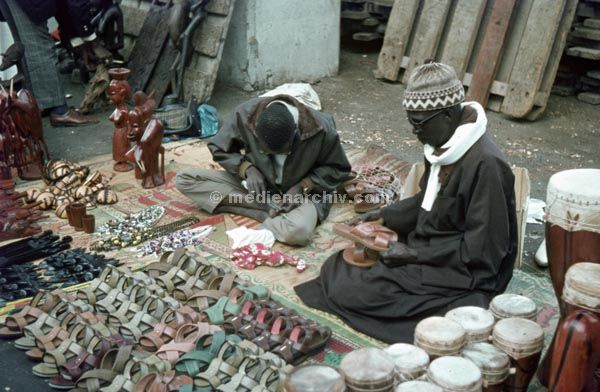 1969. Afrika. Senegal. Dakar.
1969. Afrika. Senegal. Dakar. Schuhverkäufer.
Schlüsselwörter: Afrika;Dakar;Senegal 1969. Afrika. Senegal. Dakar.
1969. Afrika. Senegal. Dakar. Schuhverkäufer.
Schlüsselwörter: Afrika;Dakar;Senegal