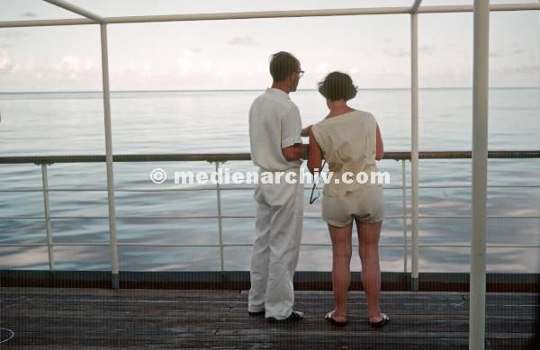 1958. Seefahrt. Seereise. Passagiere an Bord. An Deck. Reeling. Meer
1958. Seefahrt. Seereise. Passagiere an Bord. An Deck. Reeling. Meer
Schlüsselwörter: 1958;Meer;Passagiere;Reeling;Rettungsboote;Schiffe;Schifffahrt;Seefahrt;Shuffleboard